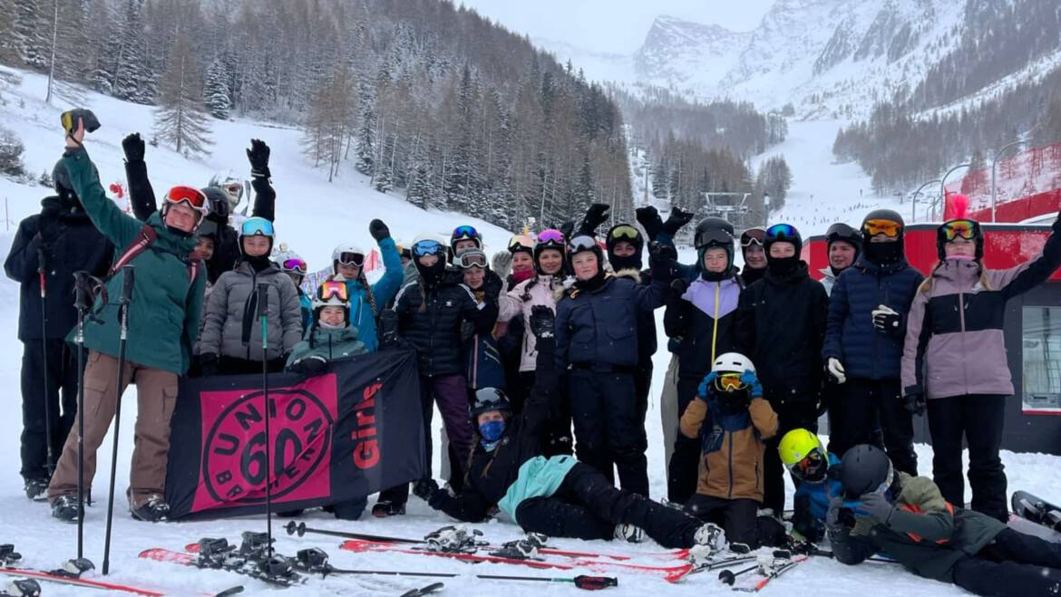 Fußballerinnen im Schnee